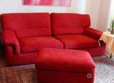 Divano rosso 3 posti con pouf