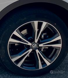 Cerchi lega Nissan da 18 con gomme 215 55 18
