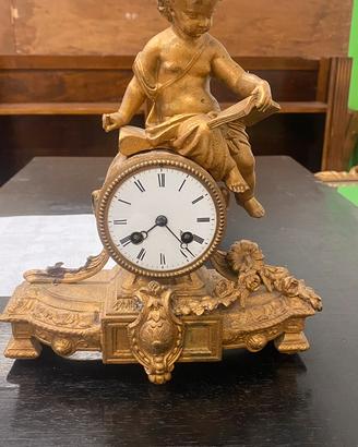 Orologio da camino in metallo dorato