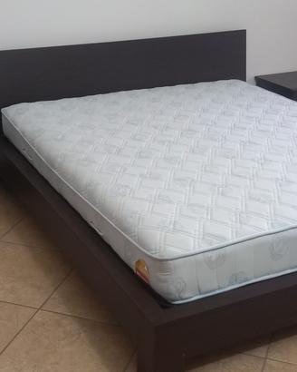 letto matrimoniale con comodini e specchio