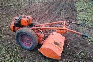 Motocoltivatori e carrelli.