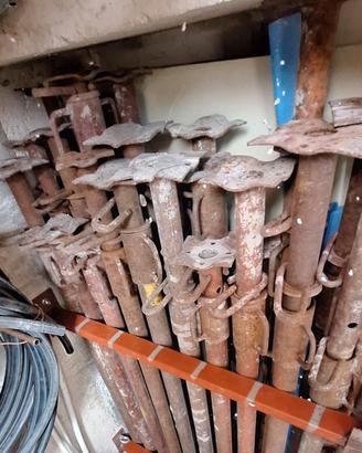 Puntelli in ferro per edilizia