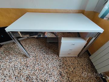 Tavolo in legno bianco stile moderno