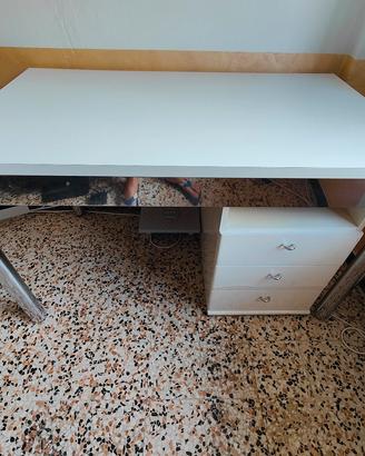 Tavolo in legno bianco stile moderno