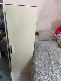 Parete attrezzata 40€  e tavolino 30€