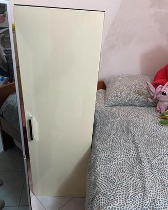 Parete attrezzata 40€  e tavolino 30€