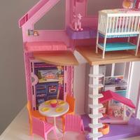 Casa di Barbie complete di accessori 