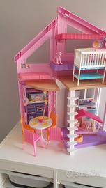 Casa di Barbie complete di accessori 