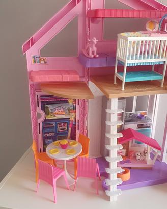 Casa di Barbie complete di accessori 