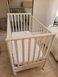 culla in legno bianca con cassettiera e ruote