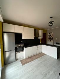 Cucina moderna con penisola ed elettrodomestici