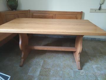 Tavolo con cassapanca e sedie