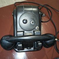 Telefono vintage in bachelite nera.