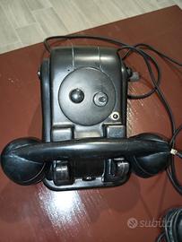 Telefono vintage in bachelite nera.