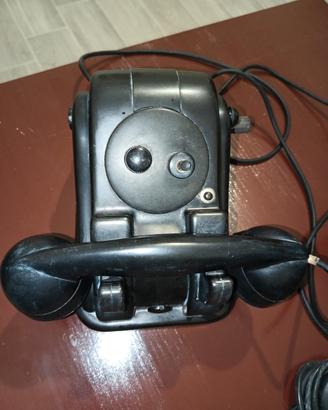 Telefono vintage in bachelite nera.