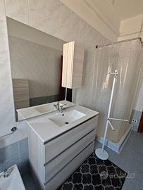 mobile bagno moderno con specchiera, lavabo e led
