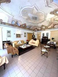 Appartamento di 270 m² con più di 5 locali e box a