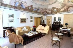 Appartamento di 270 m² con più di 5 locali e box a