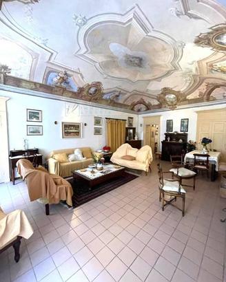 Appartamento di 270 m² con più di 5 locali e box a