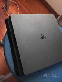 Ps4 in buone condizoni (formattata) + 2 Joypad
