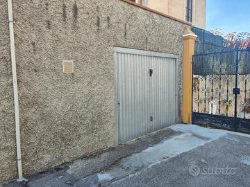 VIA CALABRIA-Box auto di 20 mq, dotato di serranda