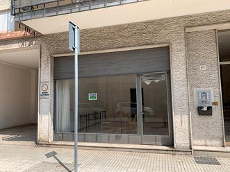 Locale 50 mq Uso Negozio o Ufficio zona centrale