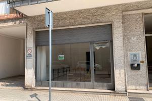Locale 50 mq Uso Negozio o Ufficio zona centrale
