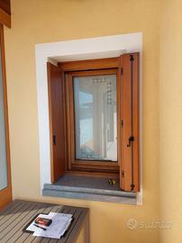 Serramenti, finestre e porta in legno usati