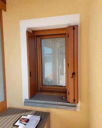 Serramenti, finestre e porta in legno usati