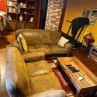 Due divani di 3 e 2 posti.