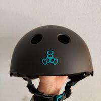 Casco Triple Eight