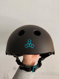 Casco Triple Eight