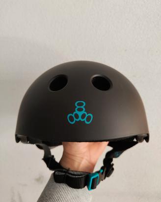 Casco Triple Eight