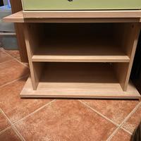 mobiletto in legno con ripiani