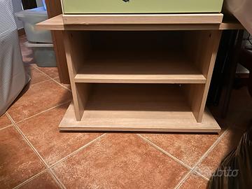 mobiletto in legno con ripiani