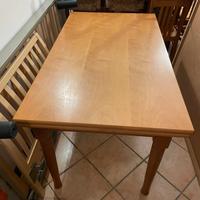 Tavolo apribile in legno chiaro