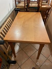 Tavolo apribile in legno chiaro