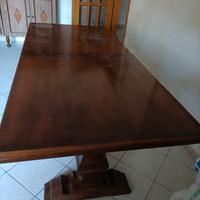 Tavolo in legno massiccio