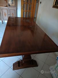 Tavolo in legno massiccio