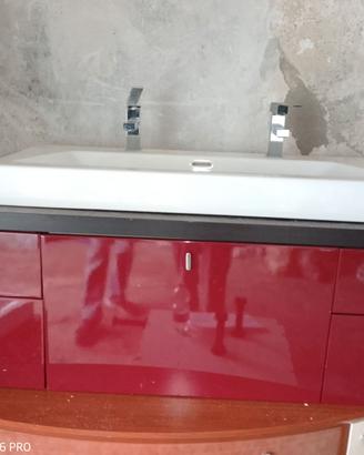 Mobile bagno con lavandino doppio.