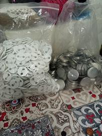 Lotto materiali per spille e badge