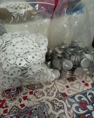 Lotto materiali per spille e badge