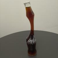 Bottiglia Coca Cola vintage con collo allungato.