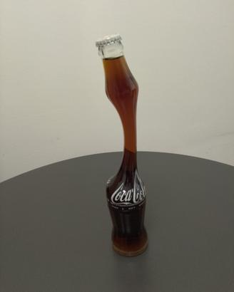 Bottiglia Coca Cola vintage con collo allungato.