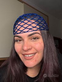Cappello a rete lamè blu uncinetto