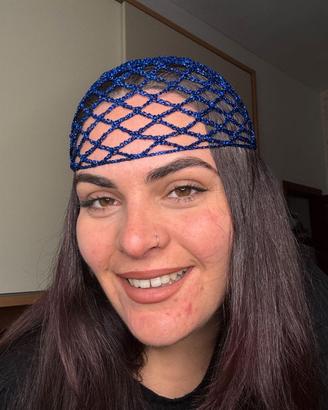 Cappello a rete lamè blu uncinetto