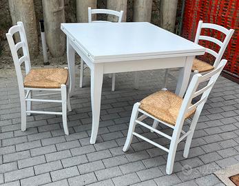 Tavolo bianco con sedie