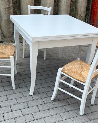 Tavolo bianco con sedie