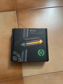 Luce posteriore per bici con freccia