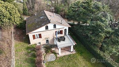 Villa di 303 m² con più di 5 locali e box auto a V